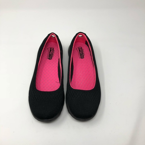sketchers black flats